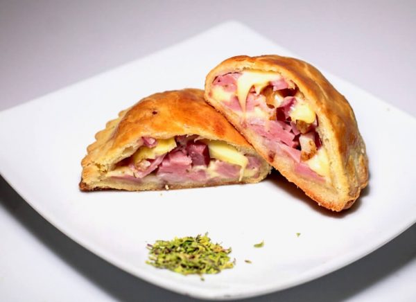 Empanada de jamón, queso y tocino